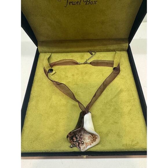 Finola's Jewel Box Glass Flower Pendant Necklace With Box - Picture 2 of 3